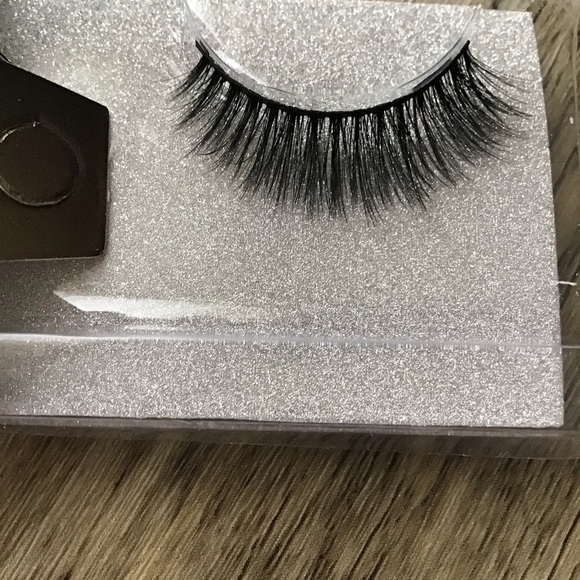 𝅺natural and Soft Eyelashes 5D - Picture 3 of 5